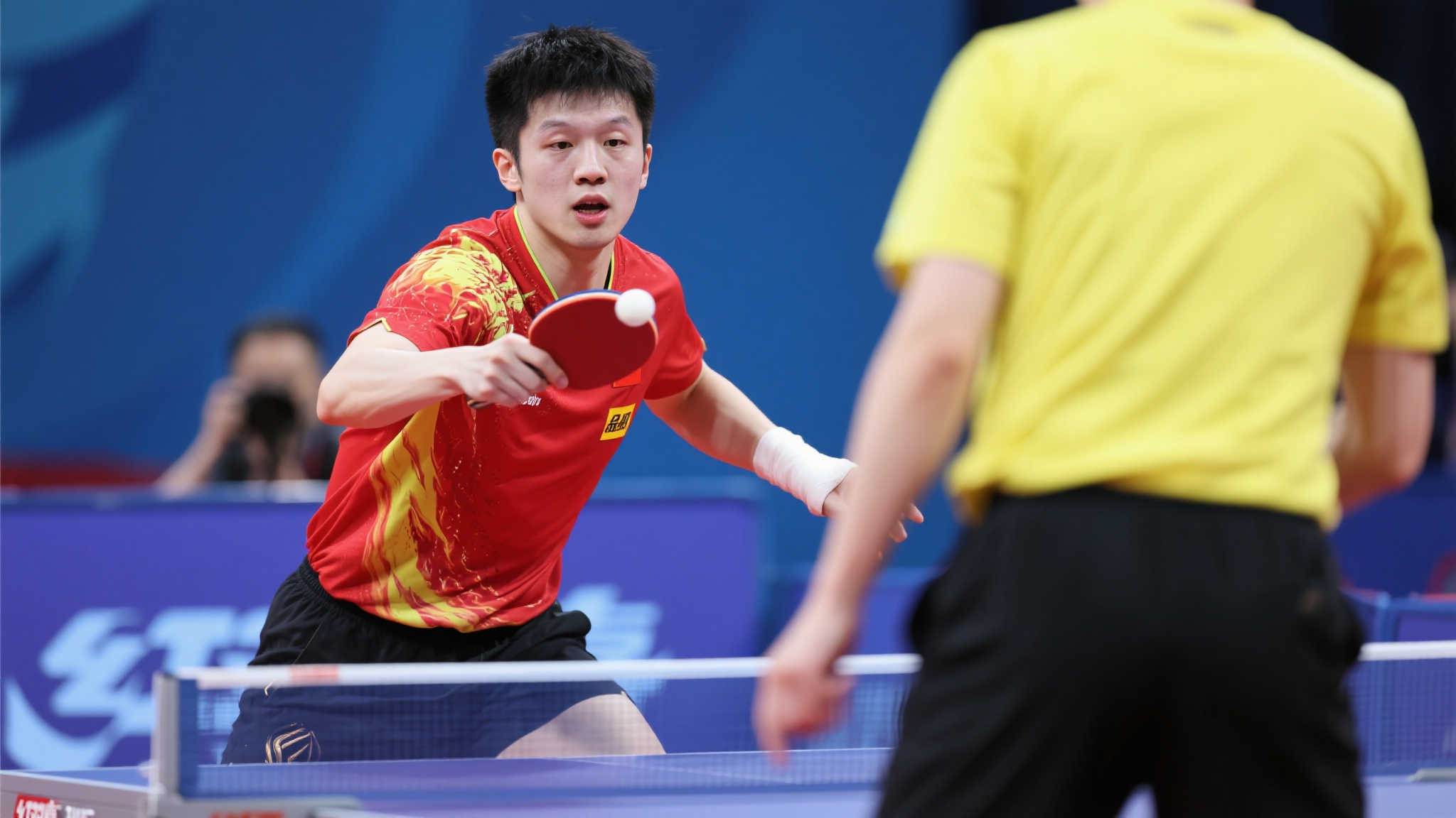 惊险！林高远为避球双膝跪地，起身时痛苦捂头